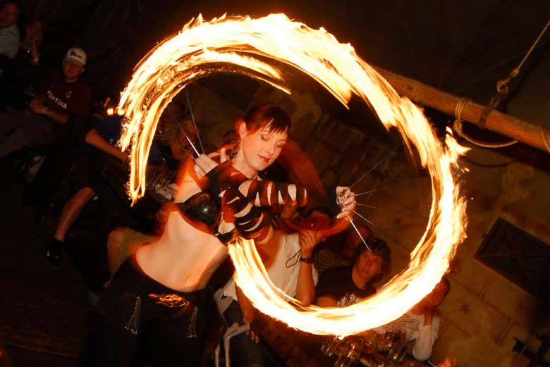 Spectacle médiéval dans la taverne avec des boules de feu