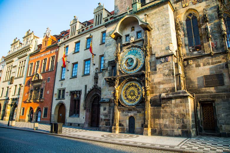 L'horloge est située dans la tour de l'ancien hôtel de ville